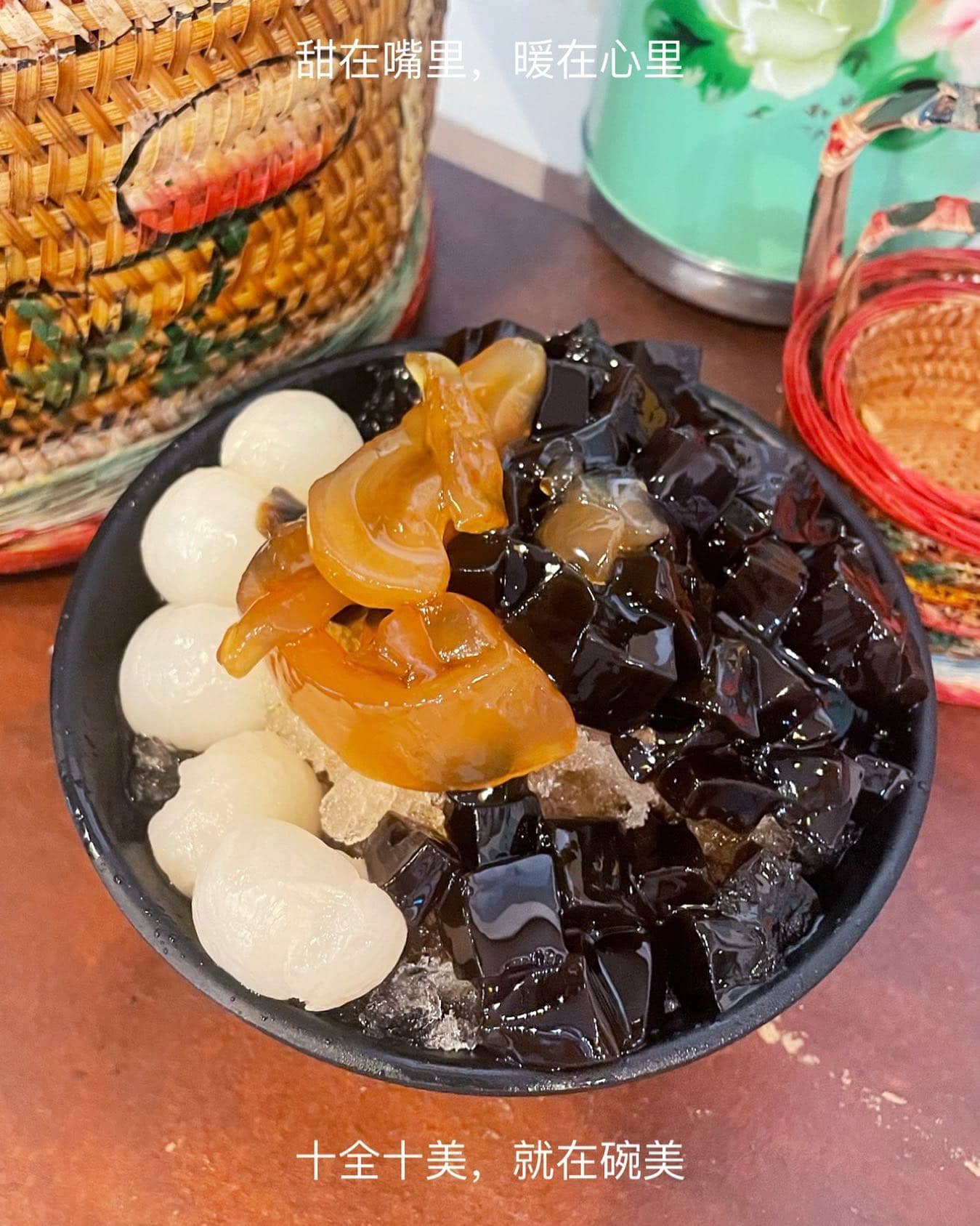 Wan Mei Dessert, a traditional dessert store in Singapore that serves orh nee (sweet yam paste), peach gum, and more.